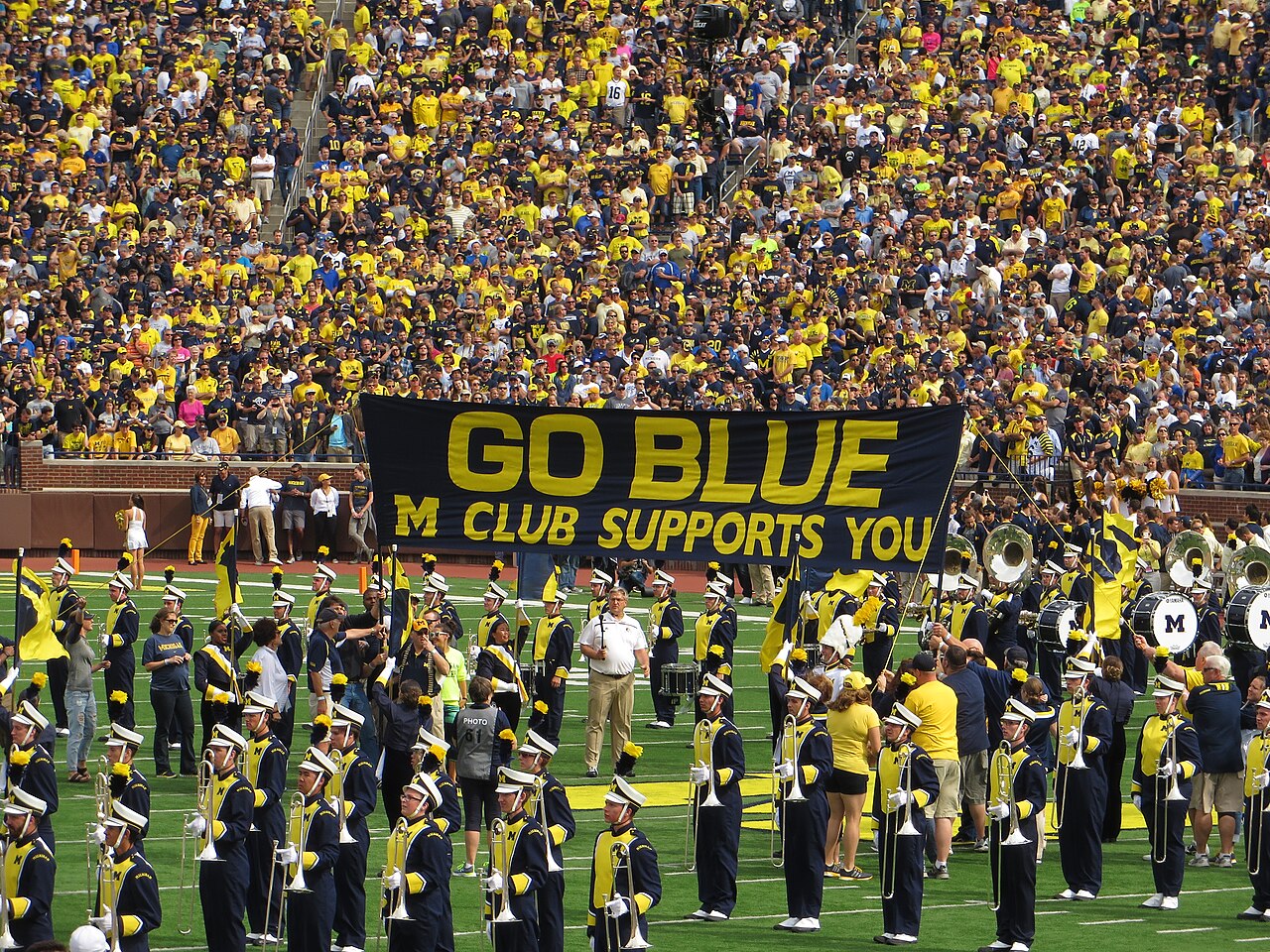 Publikhavet fyller Michigan Stadium kring Go Blue-bannern och Michigan Marching Band på matchdagen
