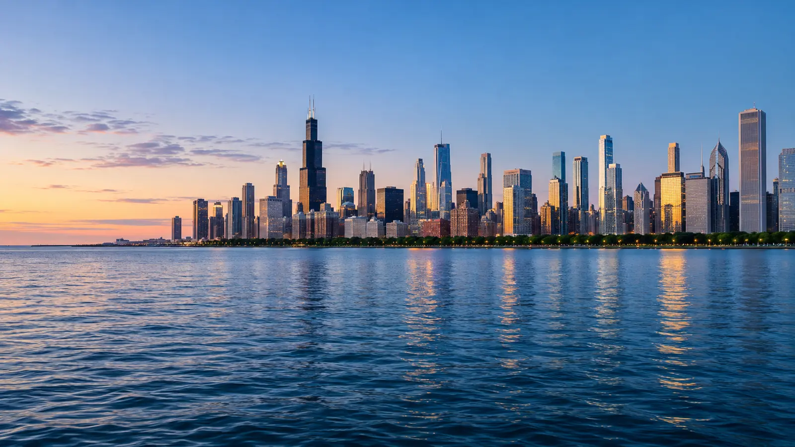 Chicagos skyline i kvällsljus sedd över Lake Michigan